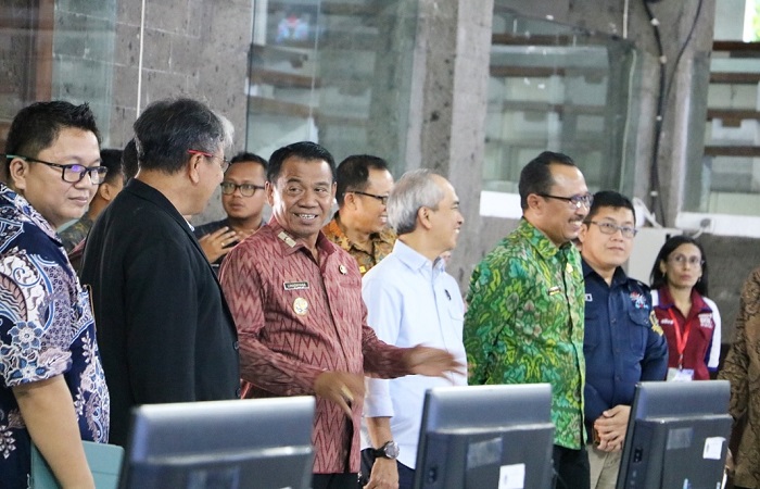 Pj Bupati Buleleng, Ketut Lihadnyana (tiga dari kiri) saat meninjau pelaksanaan seleksi CPNS. Ia mengingatkan peserta dan orang tua tidak terbuai calo.