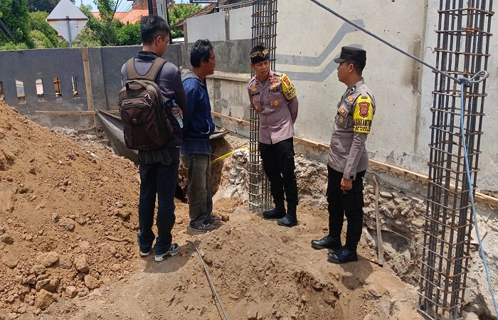 Kapolsek Kota Singaraja, Kompol Made Agus Dwi Wirawan sebut hasil visum tulang yang ditemukan di SDN 3 Banjar Tegal, ternyata bukan milik manusia melainkan milik hewan.