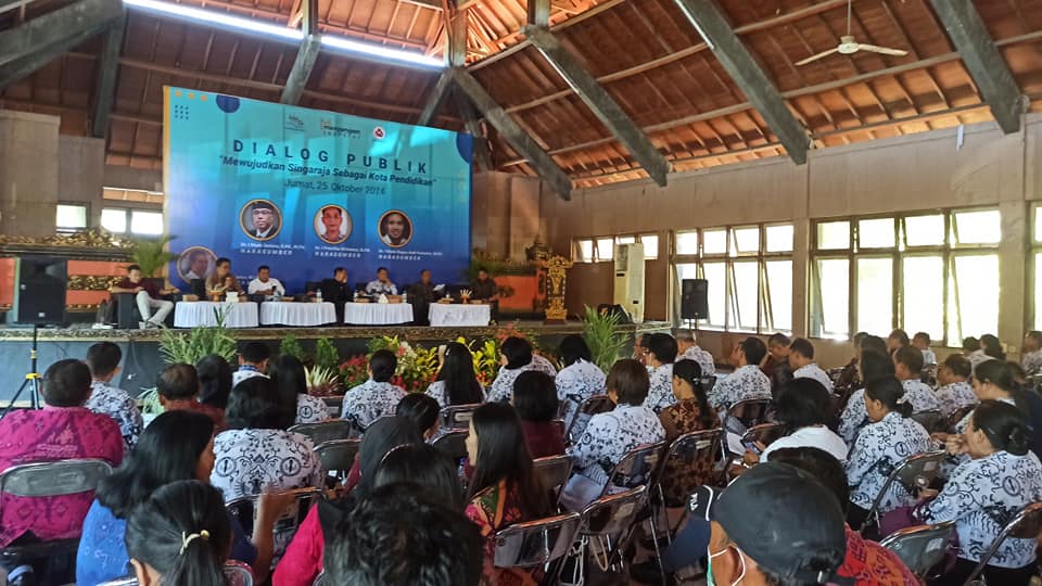 DIALOG PUBLIK: Suasana dialog publik Singaraja Kota Pendidikan di Gedung Wanita Laksmi Graha.