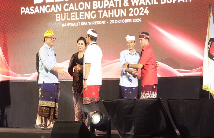Suasana debat pertama Pilkada Buleleng 2024. Kedua paslon saling serang terkait dengan program jaminan kesehatan.