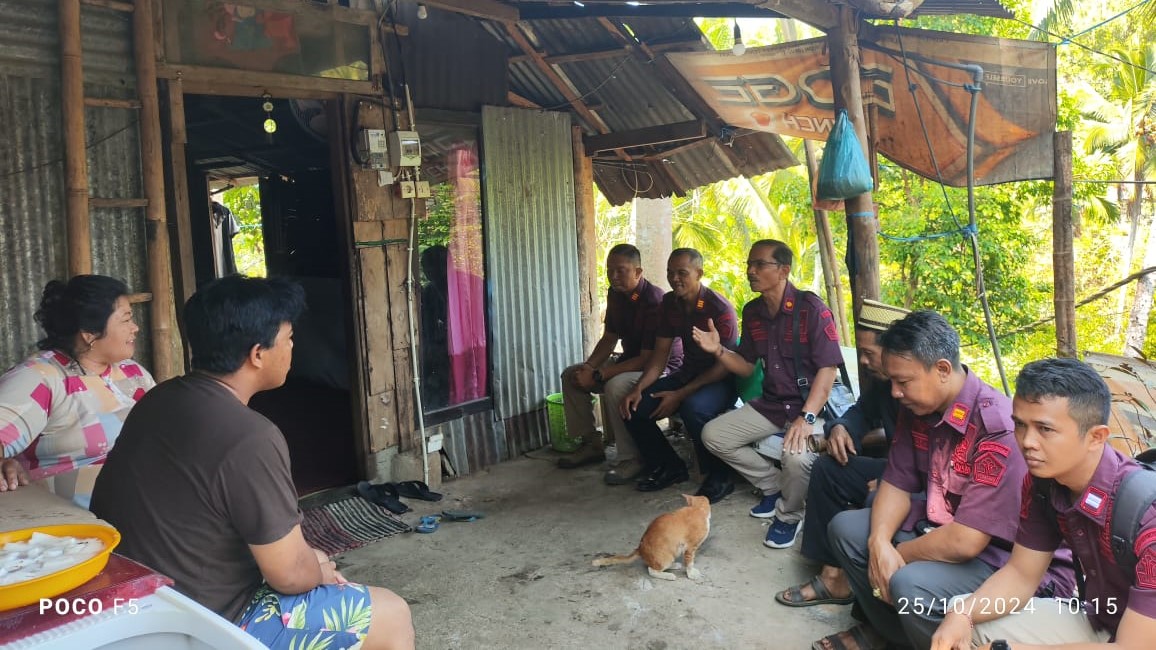 BERTEMU KELUARGA: Tim dari Lapas Singaraja saat bertemu dengan keluarga salah satu warga binaan.