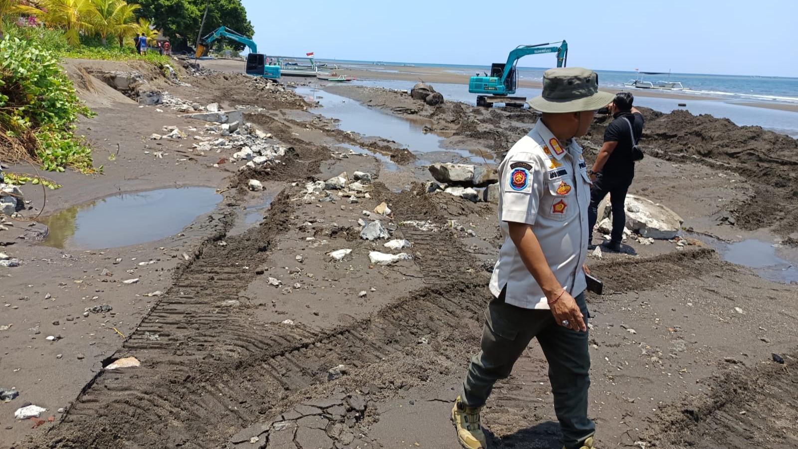 BONGKAR SENDERAN: Alat berat yang membongkar senderan di Pantai Desa Kaliasem.