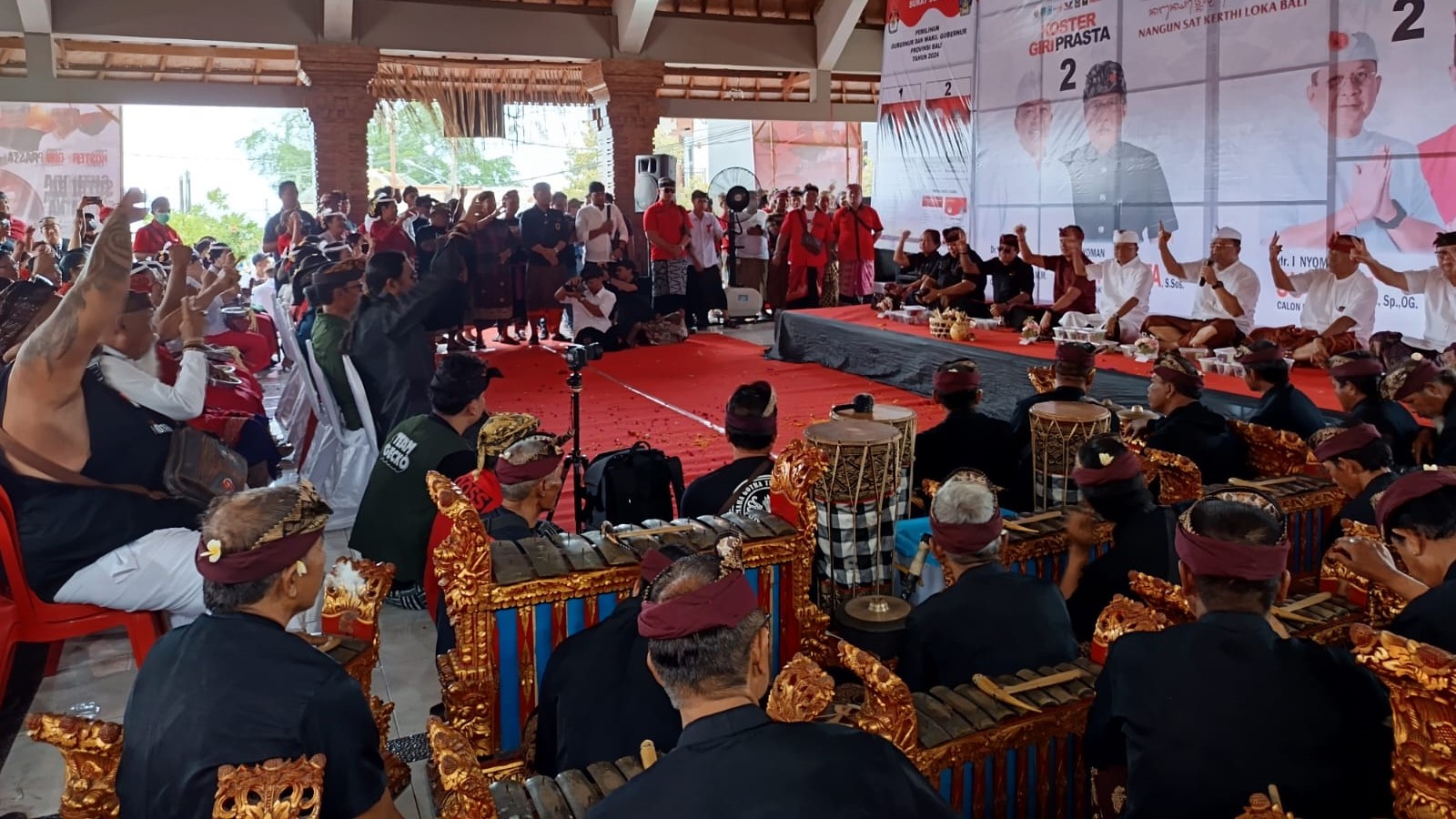KAMPANYE: Suasana kampanye pasangan Sutjidra dan Supriatna di Wantilan Desa Panji.