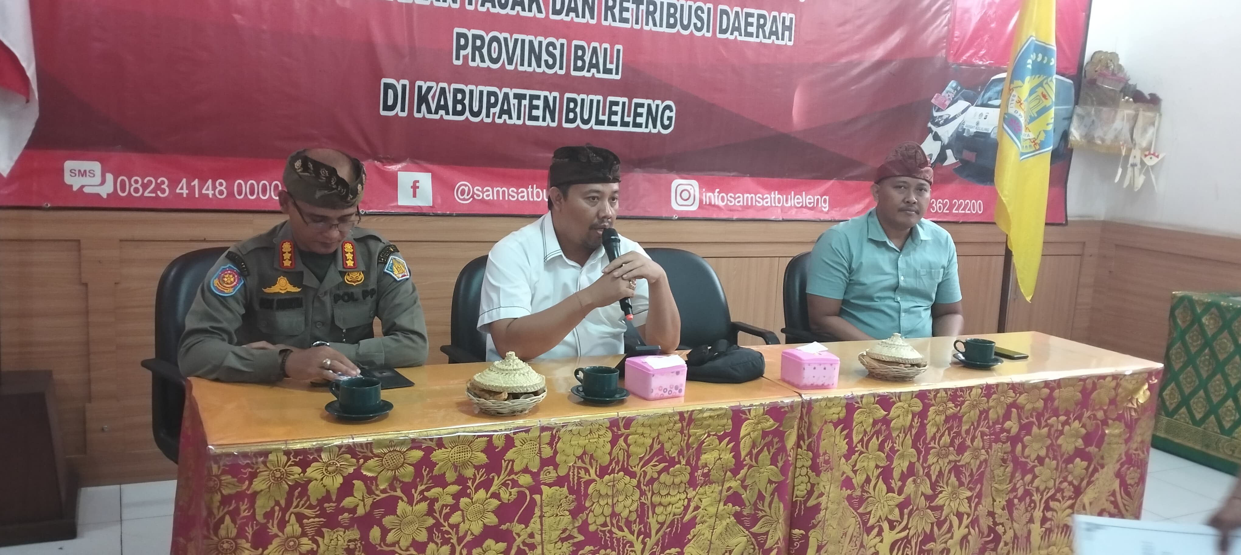 INGATKAN NETRALITAS: Satgas Netralitas ASN dan Non ASN Pemprov Bali saat datang ke Buleleng.