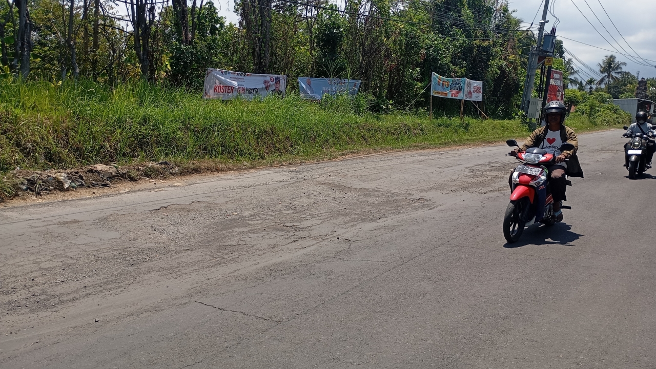 RUSAK PARAH: Ruas Jalan Raya Desa Jagaraga yang mengalami kerusakan parah.