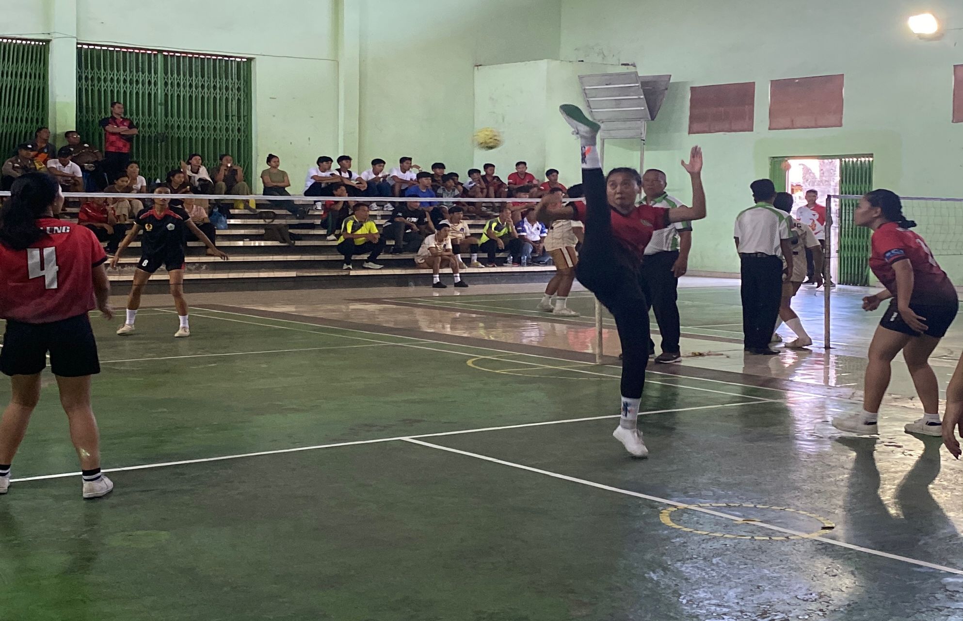 SEPAK TAKRAW: Suasana Kejurda Sepak Takraw Quadrant yang digelar PSTI Buleleng di GOR Bungkulan, Buleleng.