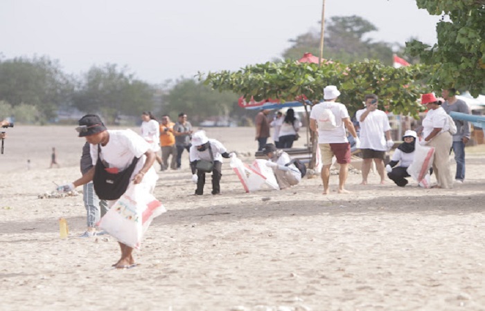 Komunitas dan aktivis sampah melakukan bersih-bersih di Pantai Jerman, Kuta, Bali.