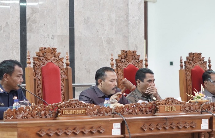 DPRD Buleleng segera menindaklanjuti 4 ranperda yang disampaikan Pj. Bupati Buleleng. Fraksi-fraksi dewan Buleleng akan segera menyampaikan pendapatnya, terkait dengan ranperda tersebut.