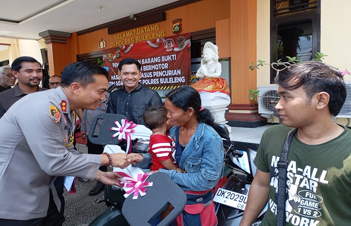 Kapolres Buleleng, AKBP Ida Bagus Widwan ketika memberikan simbolis kunci motor kepada para pemilik/korban curanmor di wilayah Kabupaten Buleleng sejak bulan Februari-Oktober 2024.