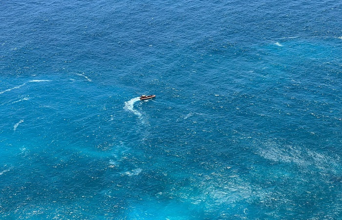 Petugas mencari Kaisar Akira Ayman, 16, siswa SMA IT Sejahtera Sumedang, Jawa Barat yang terseret ombak saat berwisata di Pantai Kelingking, Rabu (30/10) kemarin.