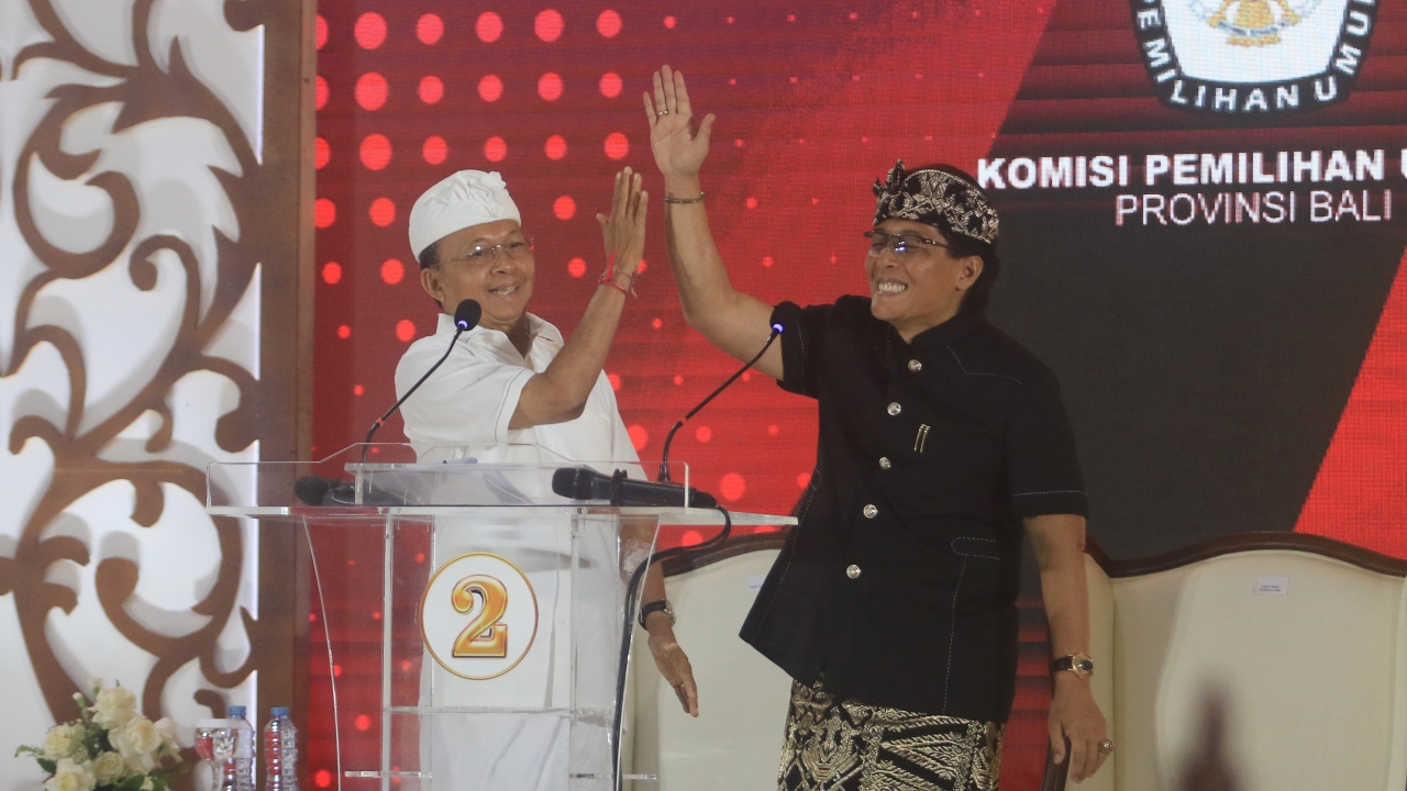 DEBAT PUBLIK: Calon Gubernur Bali, Wayan Koster (kiri) dan Calon Wakil Gubernur Bali, Nyoman Giri Prasta (kanan) saat debat publik Pilkada Bali.