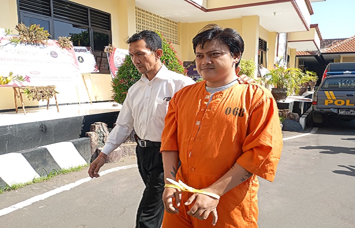 Komang Yuda Sagi Tarsana alias Koneng saat rilis di Polres Buleleng. Kini ia dituntut penjara selama 6 tahun, akibat mengedarkan narkotika jenis sabu bersama dengan pacarnya.