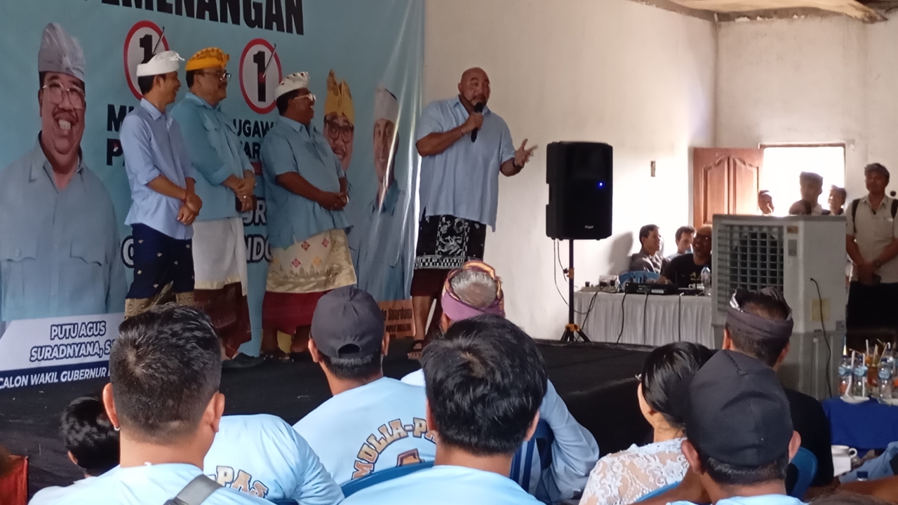 BICARA DESA ADAT: Pasangan Made Muliawan Arya alias De Gadjah dan Putu Agus Suradnyana atau pasangan Mulia PAS saat melakukan kampanye di Kelurahan Sukasada, Buleleng.