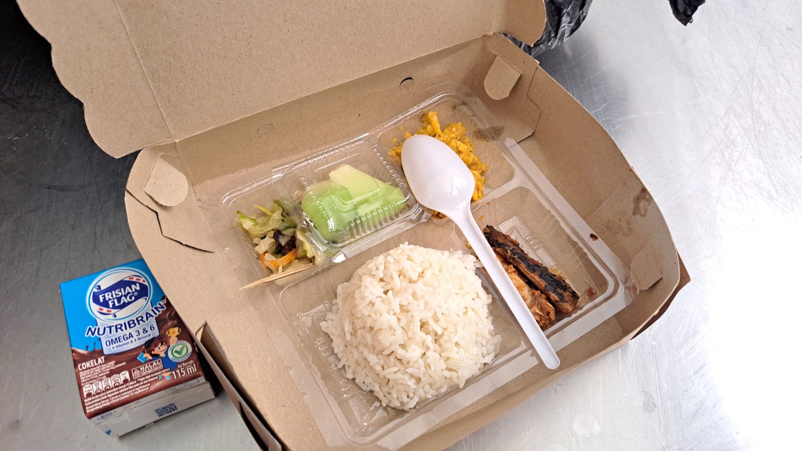 MENU MAKAN SIANG: Menu makan siang gratis yang diberikan kepada siswa di SMK Widarba Buleleng. Menu itu seharga Rp 15.000.