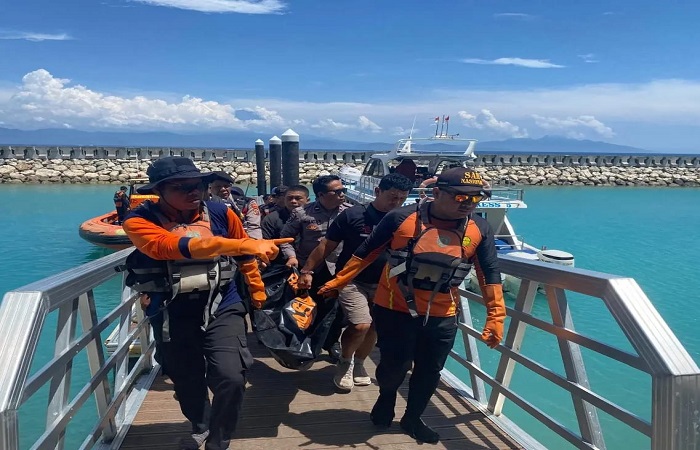 Petugas mengevakuasi jenazah Akira Ayman yang terseret ombak Pantai Kelingking.