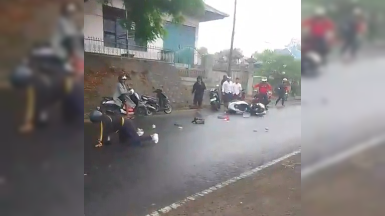 KECELAKAAN: Sejumlah pengendara sepeda motor mengalami kecelakaan di Jalan Raya Singaraja-Kubutambahan gara-gara jalanan licin.