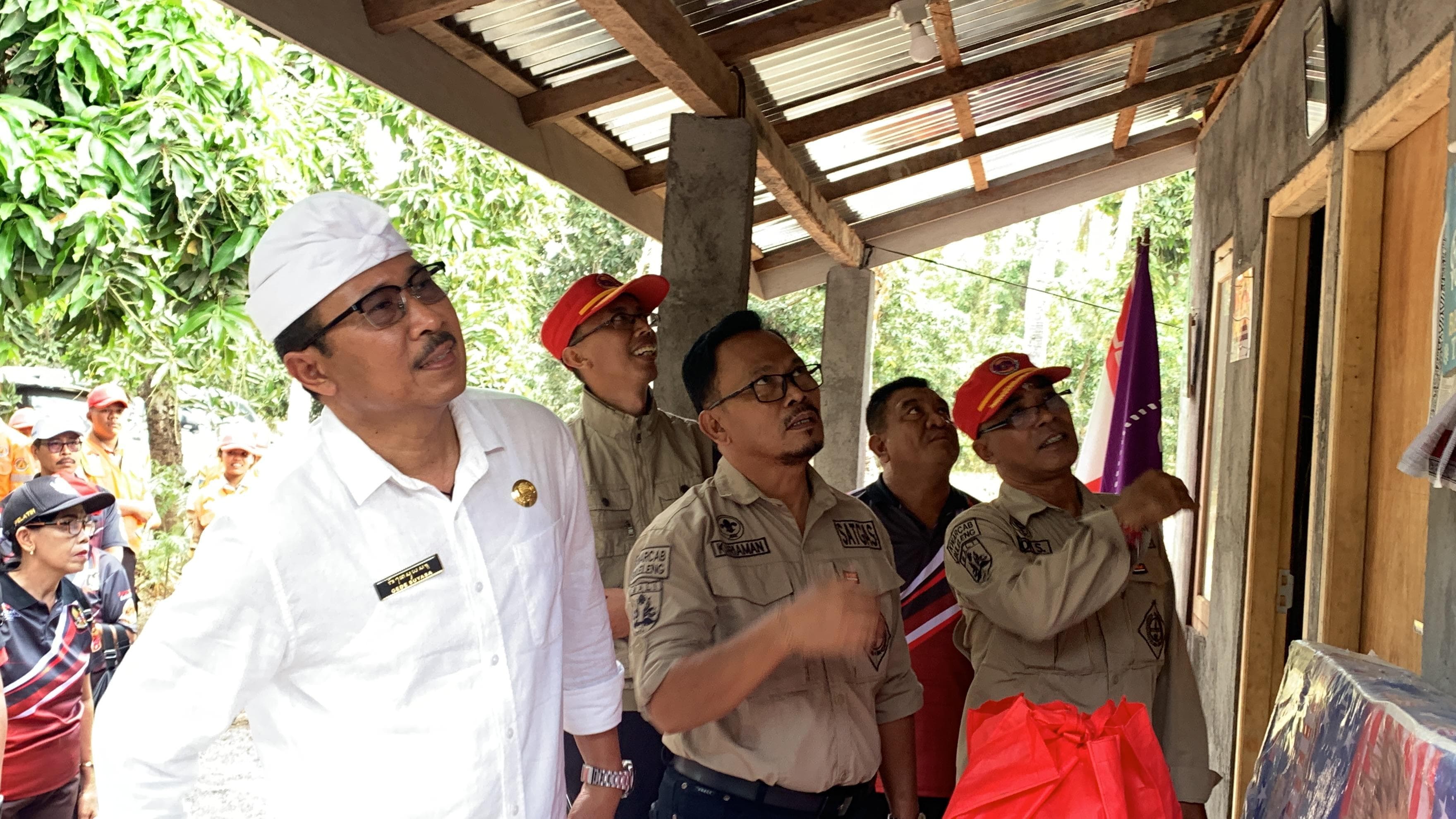 BEDAH RUMAH: Sekda Buleleng Gede Suyasa (kiri) dan Kepala Dinas Sosial Buleleng, Putu Kariaman Putra (dua dari kiri) saat mengecek bedah rumah bagi warga miskin esktrem.