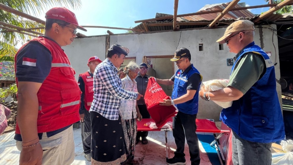 BENCANA ALAM: Dinas Sosial Buleleng menyerahkan bantuan kepada warga Desa Panji Anom yang terdampak bencana alam.