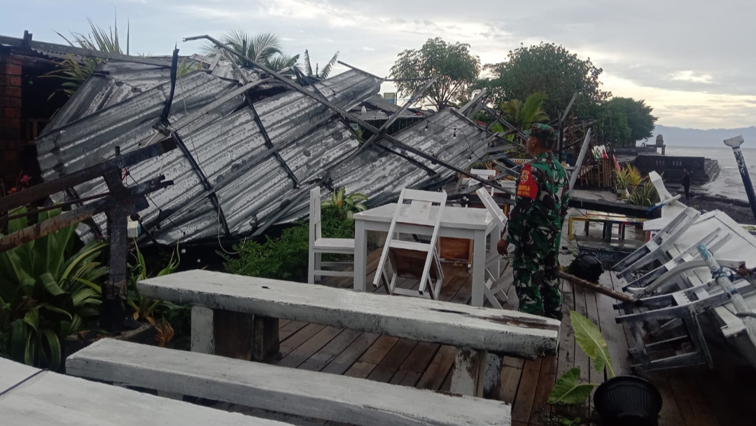 MASIH BERSERAKAN: Puing akibat angin puting beliung di Pantai Penimbangan.