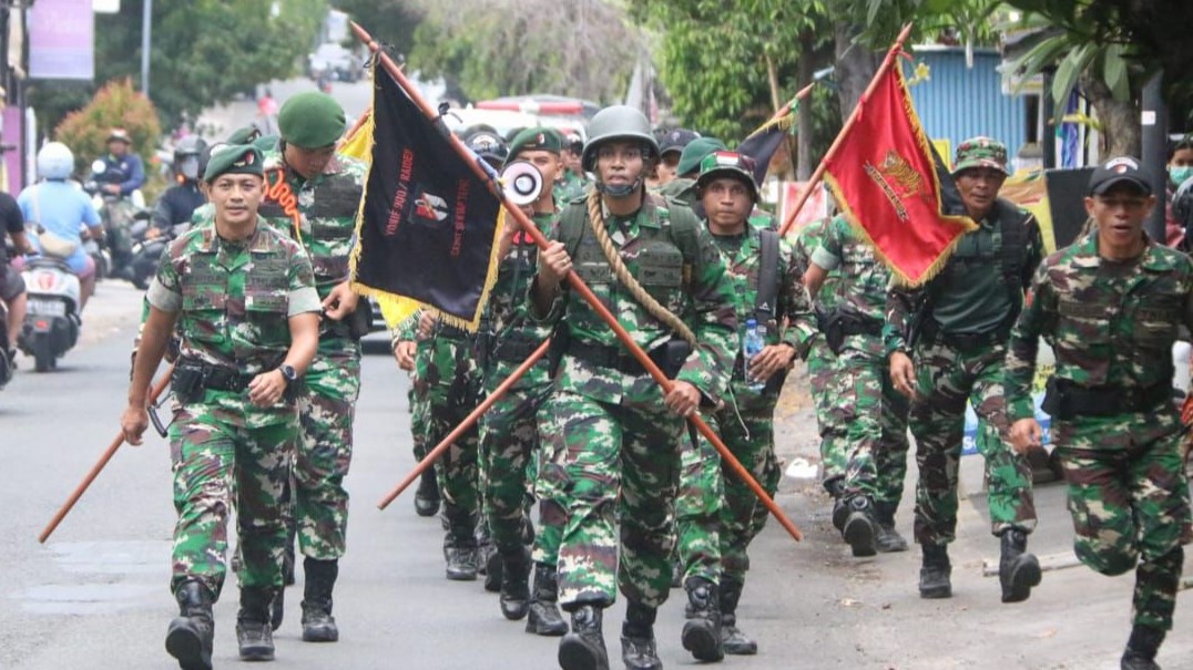 LONG MARCH: Mayor Inf Rendra Agit Trisnawan (paling depan) saat melakukan long march dari Lovina menuju Markas Yonif Raider 900/SBW di Singaraja.
