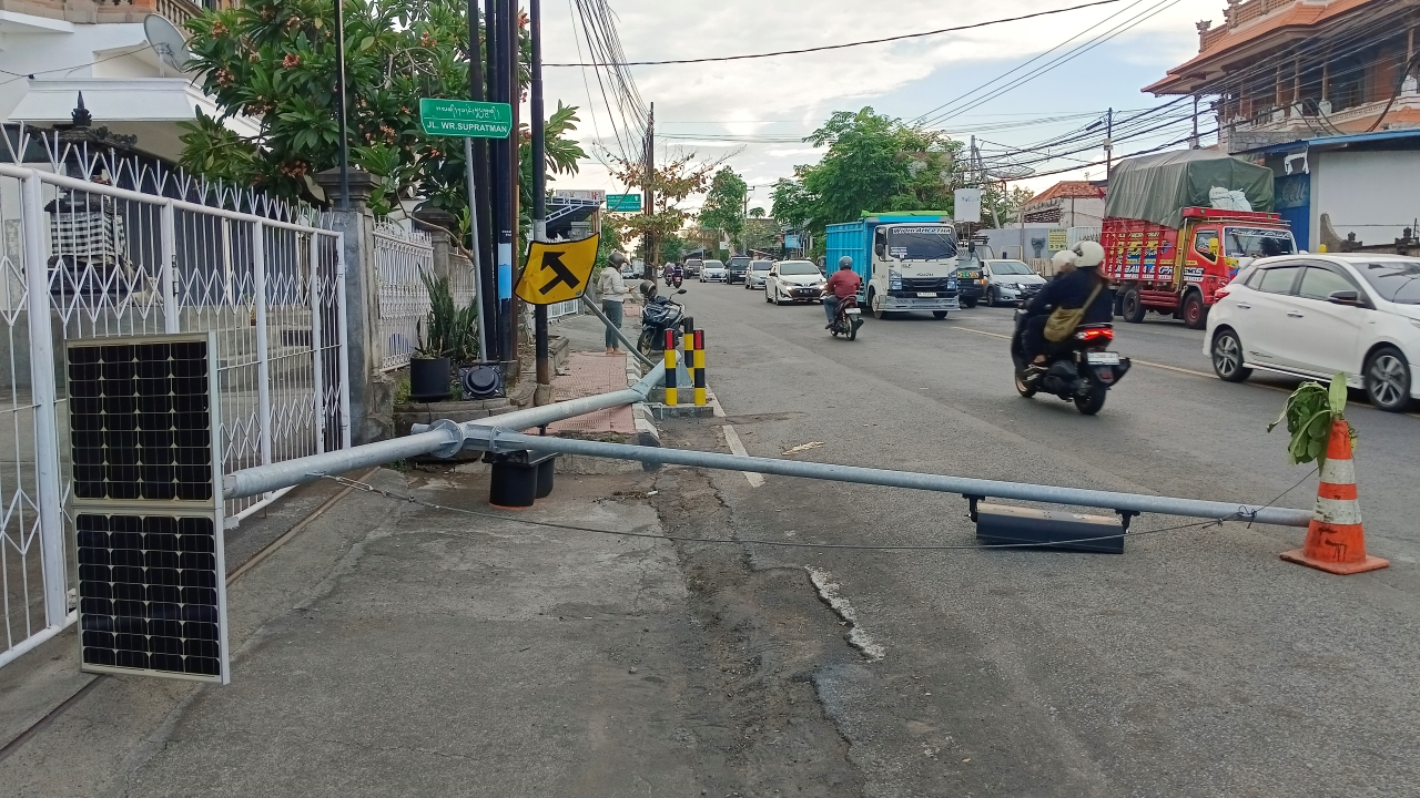 ROBOH: Lampu Warning Light di Jalan WR. Supratman, Penarukan, roboh. Diduga kuat ditabrak kendaraan bermotor.