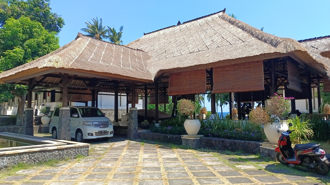 KOSONG: Suasana di Hotel Spa Village Resort di Desa Tembok, Kecamatan Tejakula. Hotel itu mendadak tutup. Diduga karena masalah pajak.