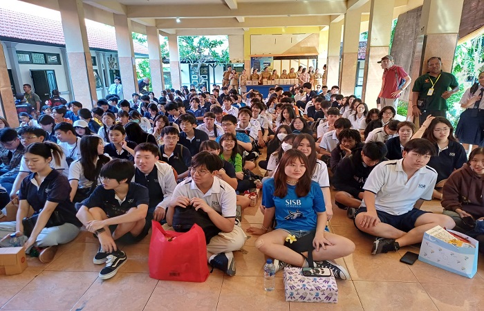 Siswa dari SISB datang ke SMPN 1 Singaraja untuk belajar tentang kultur, budaya, dan bahasa Indonesia. Selain dengan mempelajari sistem pendidikan di SMPN 1 Singaraja.