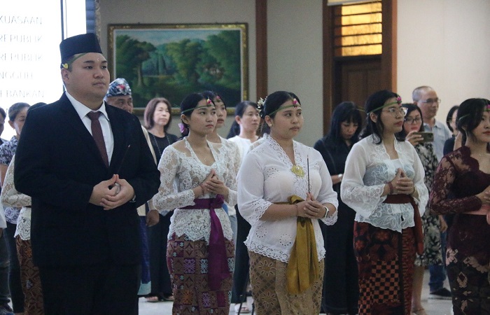 Sebanyak 15 Anak Blasteran ambil sumpah jadi WNI di hadapan Pramella Yunidar Pasaribu, Kepala Kantor Wilayah Kemenkumham Bali, Senin (4/11) kemarin.
