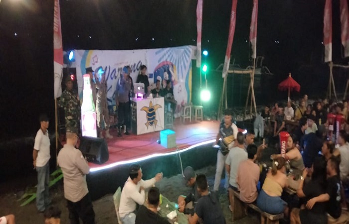 Personel gabungan memeriksa pengunjung di salah satu tempat hiburan di kawasan Pantai Penimbangan, dalam rangka mencegah terjadinya tindakan kriminal akibat narkotika, miras ilegal, dan sajam.