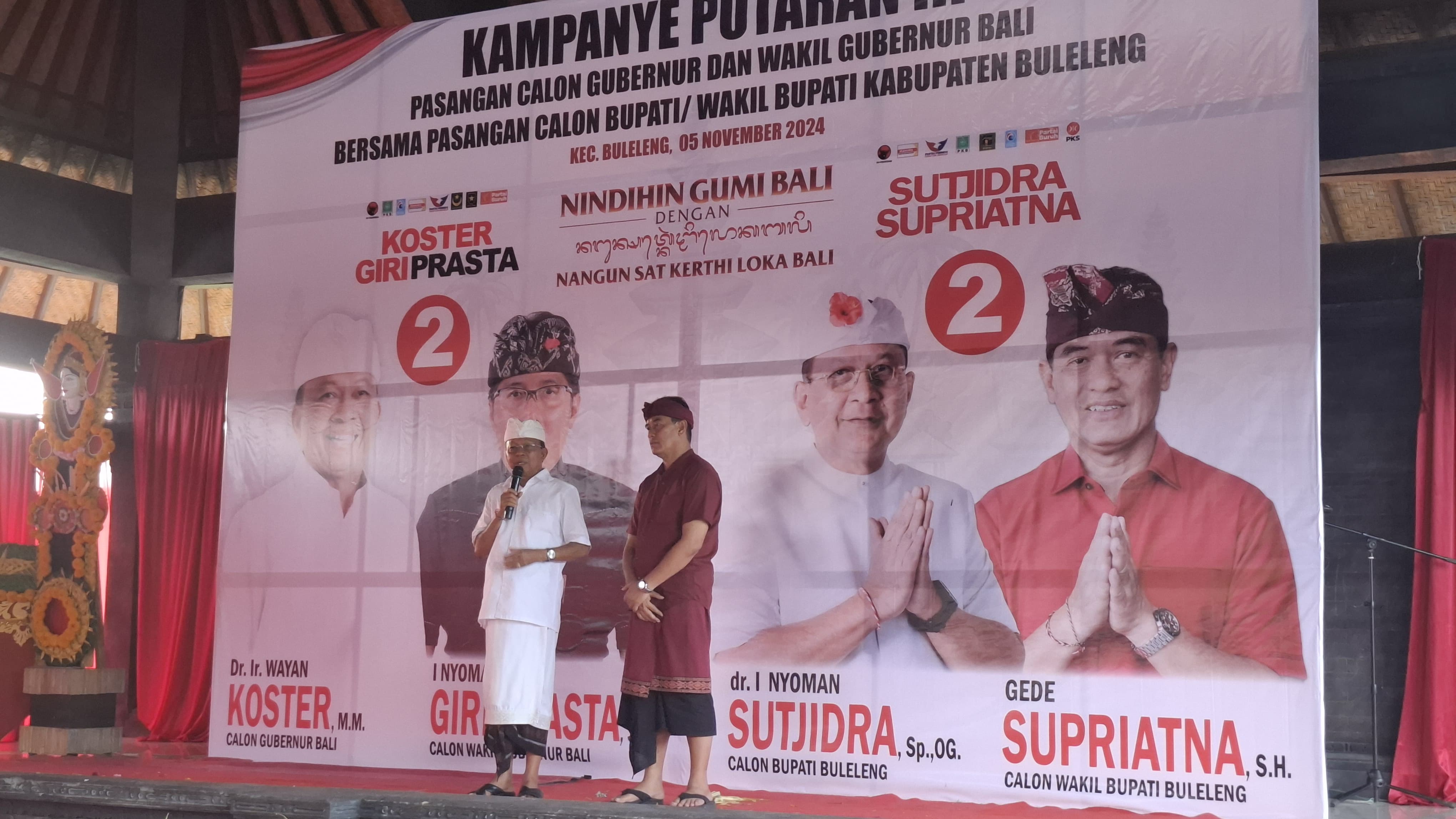 KAMPANYE: Calon Gubernur Bali, Wayan Koster saat melakukan kampanye di Kelurahan Penarukan pada Selasa (5/11/2024).