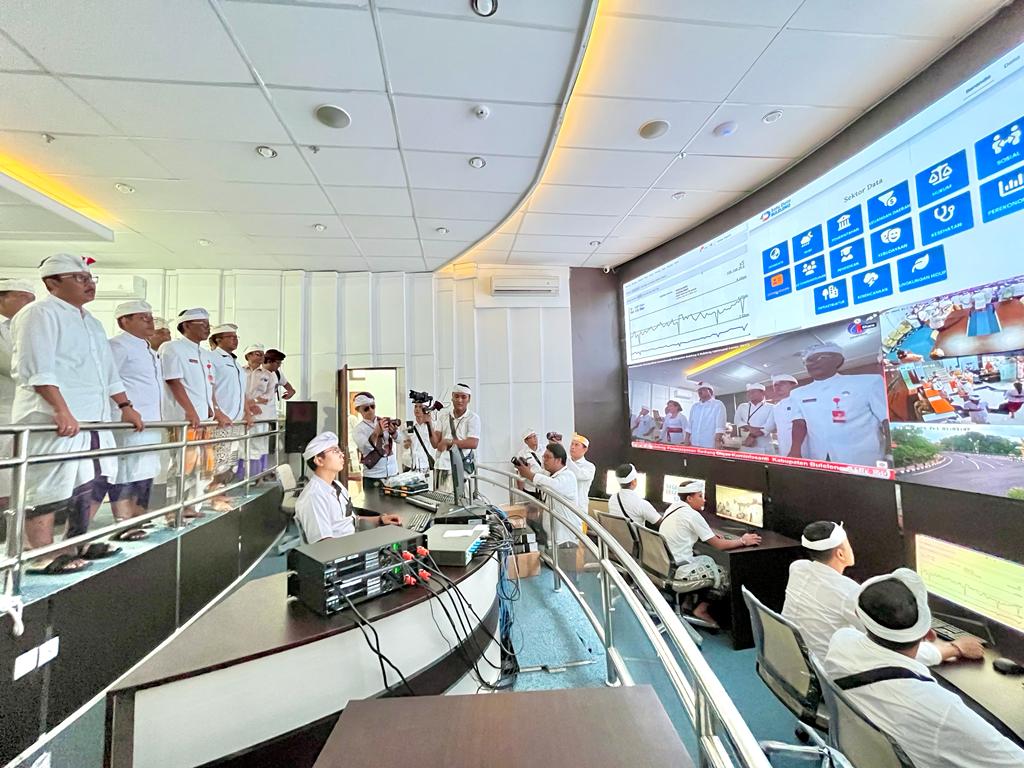 COMMAND CENTRE: Fasilitas di Buleleng Command Centre. Fasilitas ini dikendalikan Dinas Kominfo Santi Buleleng untuk mendukung program Buleleng Smart City.