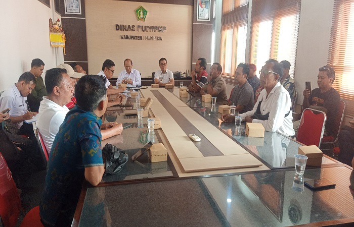Warga Dusun Melaya Tengah Kelod, Desa Melaya, Kecamatan Melaya, saat geruduk Dinas Pekerjaan Umum Penataan Ruang, Perumahan dan Kawasan Pemukiman Jembrana, Rabu (6/11).