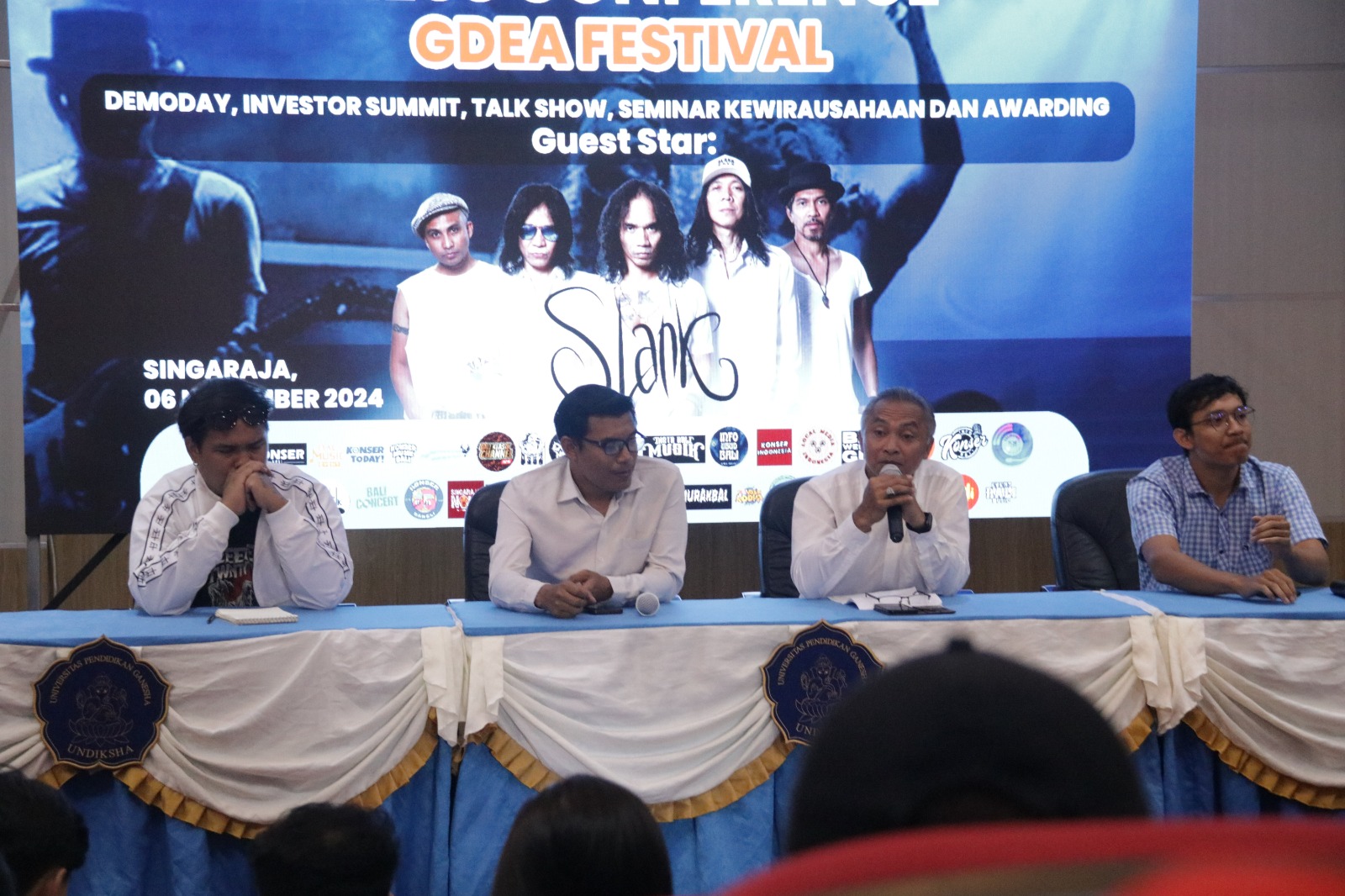 WIRAUSAHA MUDA: Suasana jumpa pers pelaksanaan GDEA Festival di Undiksha. Festival itu akan menghadirkan Slank sebagai bintang tamu.