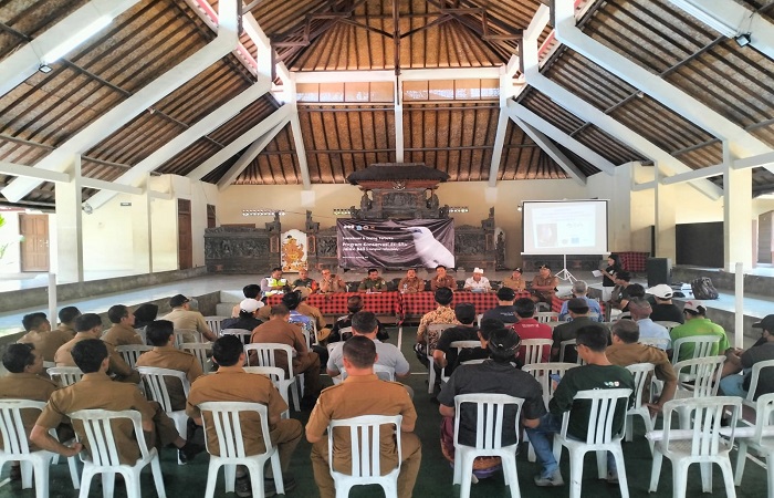 Sejumlah pihak terkait di Kecamatan Tejakula mensosialisasikan terkait pararem dan peraturan desa mengenai adanya jalak Bali yang akan dilepasliarkan di Hutan Desa Tejakula.