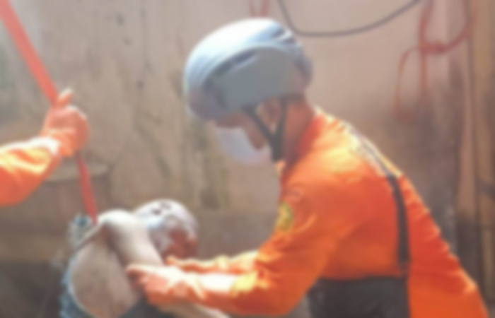 Petugas mengevakuasi jenazah Ni Luh Sri Subakti dari sumur. Ia diperkirakan meninggal terjatuh saat menimba air di dalam sumur yang ada di rumahnya, sekitar 4 hari lalu.