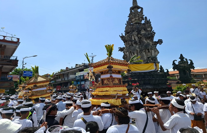 Prosesi macepuk (bertemu) Pralingga Ida Bhatara Pura Agung Kentel Bumi dan Pura Pasar Agung Besakih Giri Tohlangkir di Catus Pata Semarapura, Kamis (7/11) kemarin.