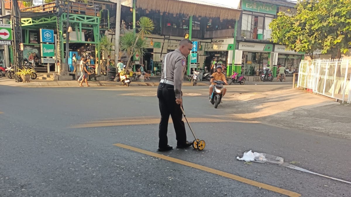 OLAH TKP: Polisi melakukan olah TKP di tempat kejadian kecelakaan lalu lintas di Jalan Imam Bonjol, Singaraja.