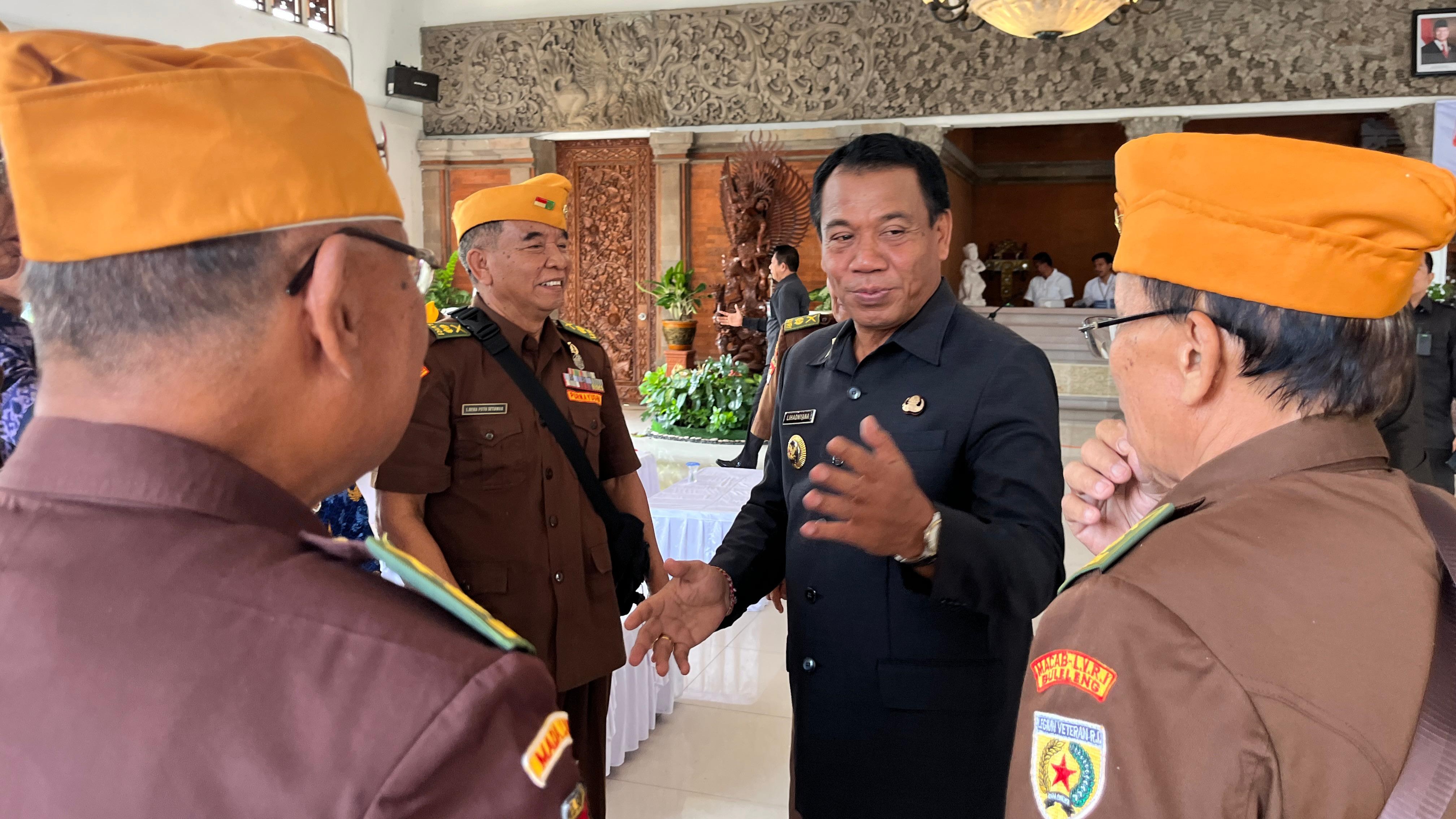 HARI PAHLAWAN: Pj. Bupati Buleleng, Ketut Lihadnyana bertemu dengan para veteran saat apel peringatan Hari Pahlawan di Kantor Bupati Buleleng, Minggu (10/11/2024).