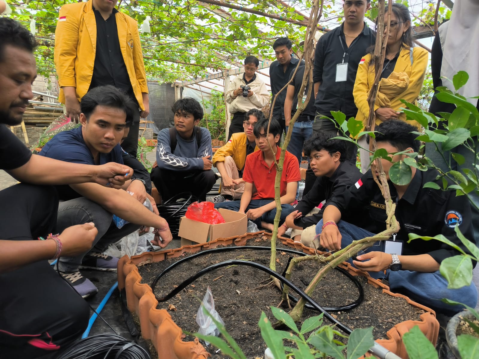 SMART FARMING: Mahasiswa Program Studi Teknik Sipil belajar penerapan smart farmin di Wiwanda Agro, Buleleng.