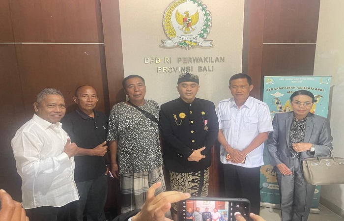 Petani asal Karangasem bernama Made Kasih alias Selepeg saat bertemu Arya Wedakarna.