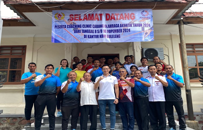 Sebanyak 37 pelatih renang di Bali utara mendapatkan pelatihan langsung dari Pelatih Timnas Renang Indonesia, Albert Christiadi Sutanto (baju polo putih, berkacamata).