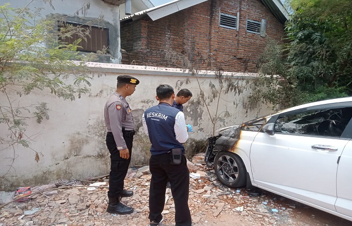 Polisi melakukan pemeriksaan dan penyelidikan terkait dengan peristiwa kebakaran mobil yang terjadi di areal parkir RS Kertha Usada. Satu unit mobil milik keluarga pasien terbakar, diduga arus pendek.