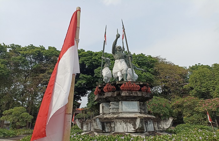 Patung Puputan Badung ini sebagai lambang perjuangan rakyat yang menentang pemerintahan Hindia Belanda di Bali.