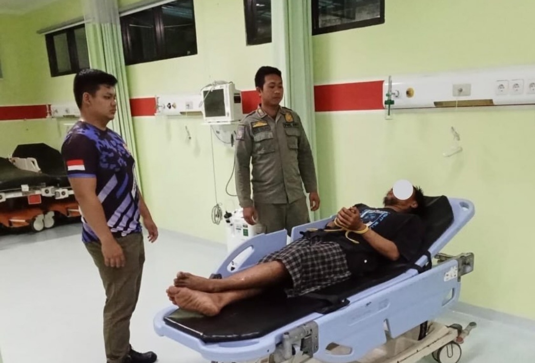 MENGAMUK: Pol PP Jembrana membawa pria yang diduga ODGJ ke RSUD Negara untuk mendapatkan perawatan lebih lanjut.