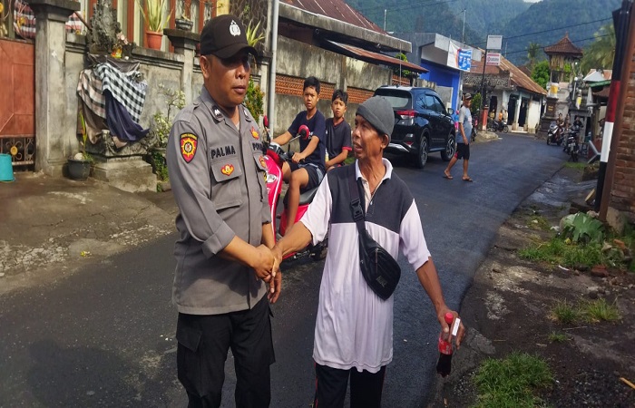 Pelaku Gede Sardina saat diamankan polisi, usai melakukan penganiayaan yang berujung pada kematian adiknya.