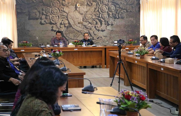 Pj Bupati Buleleng, Ketut Lihadnyana minta dan tegaskan ASN Pemkab Buleleng jauhi judol. Sebab hal itu mengancam integritas mereka dalam menjalankan pemerintahan.