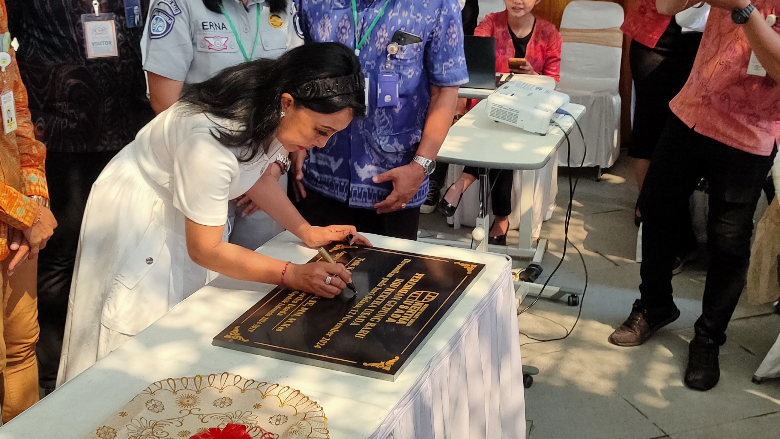 TRANSFORMASI KESEHATAN: Ketua Yayasan Kertha Usada, Tutik Kusuma Wardhani menandatangani prasasti sebagai tanda peresmian gedung baru, sekaligus transformasi layanan kesehatan di RSU Kertha Usada.