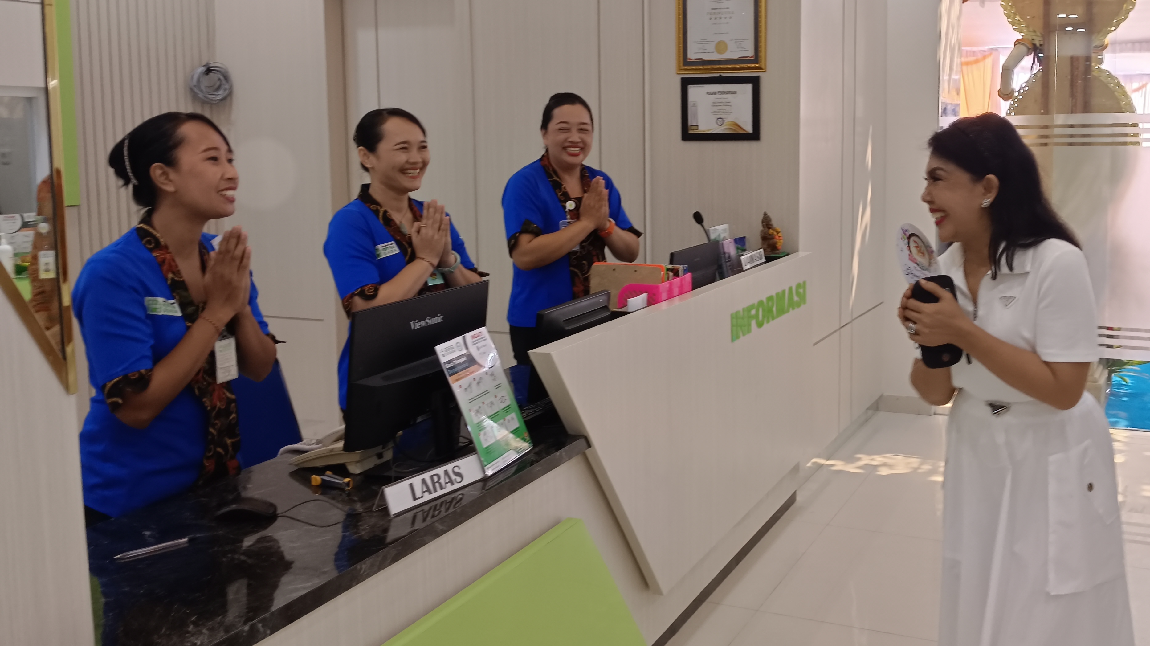 PELAYANAN PRIMA: Ketua Yayasan Kertha Usada, Tutik Kusuma Wardhani (kanan) saat peresmian gedung baru di RSU Kertha Usada.