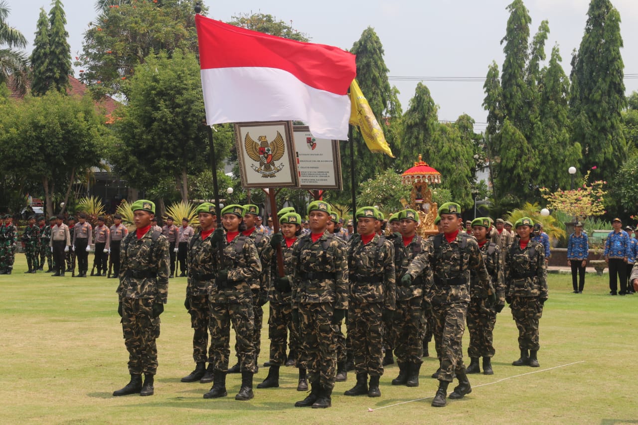 SEMANGAT PERJUANGAN: Kirab pataka dan panji-panji perjuangan pahlawan nasional I Gusti Ngurah Rai, di Taman Kota Singaraja.