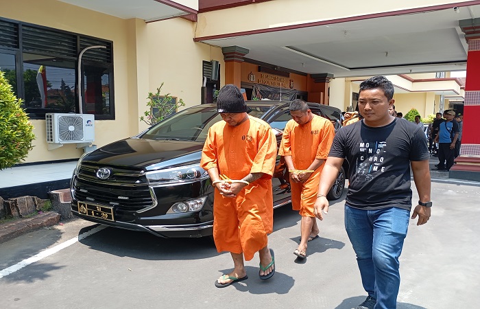 GPR (depan) dan FM (belakang) ditangkap polisi dengan barang bukti 17 paket sabu. Penangkapan mereka bertepatan dengan Hari Sumpah Pemuda.